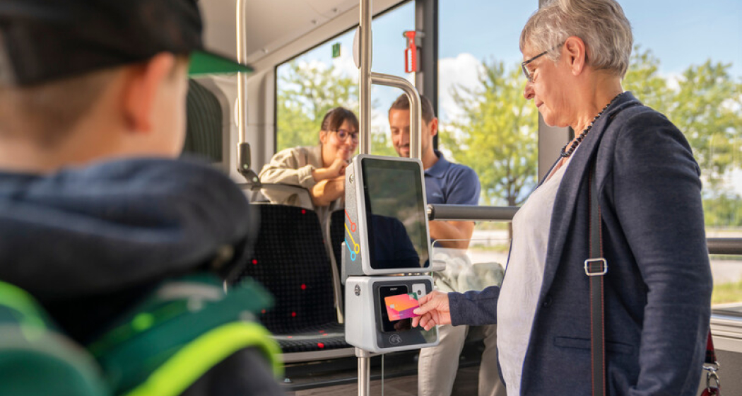 Frau bezahlt im Bus mit Vendita