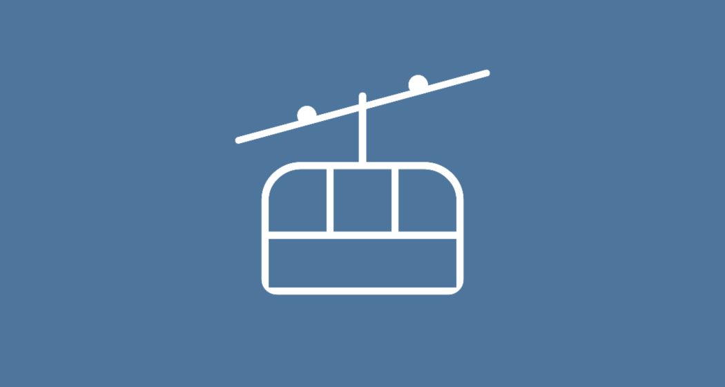 Blaues Icon mit einer weissen Gondelbahn als Umriss – Symbol für digitale Customer Journey im Tourismus.