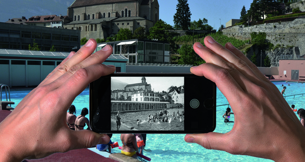 Zwei Hände halten ein Smartphone vor das heutige Freibad Sand in Chur. Auf dem Handydisplay ist ein historisches Schwarz-Weiss-Foto derselben Anlage zu sehen, mit Badenden im Wasser und dem Turm der Kathedrale St. Maria Himmelfahrt im Hintergrund. Die Gegenüberstellung zeigt den Wandel des Freibads Sand über Jahrzehnte, während die Kathedrale und die Bündner Bergkulisse als unverkennbare Wahrzeichen erhalten geblieben sind. Bild: Fotostiftung Graubünden / Pictomap-Projekt.