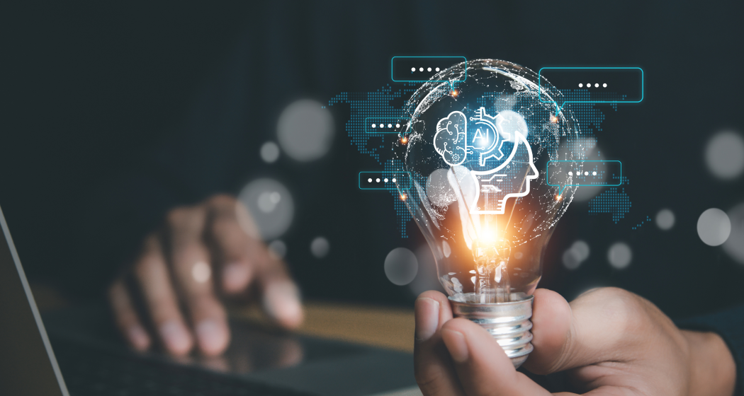 Hand hält eine Glühbirne mit digitaler Illustration eines Kopfes und Gehirns, Symbol für Künstliche Intelligenz, mit Logo topKMU