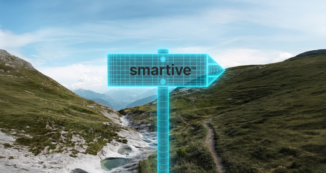 Digitaler Wegweiser mit smartive-Logo vor alpiner Berglandschaft in Graubünden