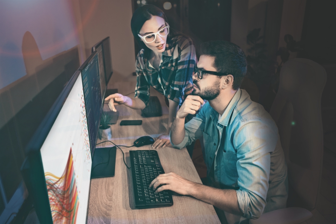 Besprechung vor dem Computer
