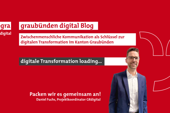 aniel Fuchs vor rotem Hintergrund mit dem Text: «Zwischenmenschliche Kommunikation als Schlüssel zur digitalen Transformation im Kanton Graubünden» 