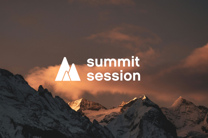 Logo der Summit Session vor einer alpinen Bergkulisse bei Sonnenuntergang