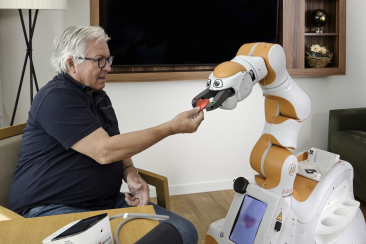 Roboter reicht Mann ein Herz