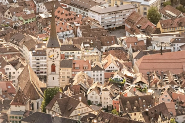 Altstadt von Chur mit Kirche St. Martin aus der Vogelperspektive bei warmem Abendlicht