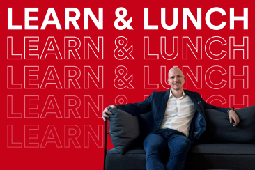 Sebastian Früh sitzt auf einem Sofa vor rotem Hintergrund mit dem wiederholten Schriftzug «Learn & Lunch» von GRdigital.