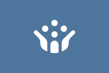 Blaues Icon mit einer weissen Figurengruppe aus drei Personen mit ausgebreiteten Armen – Symbol für Gemeinschaft und Community.