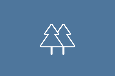 Blaues Icon mit zwei weissen Tannenbäumen als Umriss – Logo von komoot.