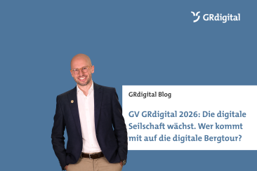 Portraitfoto Marcel Meyer vor blauem Hintergrund mit GRdigital-Logo und dem Blogtitel «GV GRdigital 2026: Die digitale Seilschaft wächst. Wer kommt mit auf die digitale Bergtour?»
