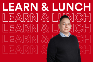 Benjamin Sutter im schwarzen Pullover mit hellblauem Hemd vor rotem Hintergrund mit dem wiederholten Schriftzug «Learn & Lunch».